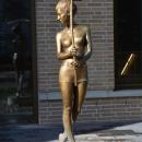 Dresden Brunnenfigur Mädchen mit Blatt 01