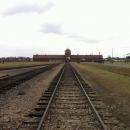 Einfahrt-zum-KZ-Auschwitz-Birkenau-2012